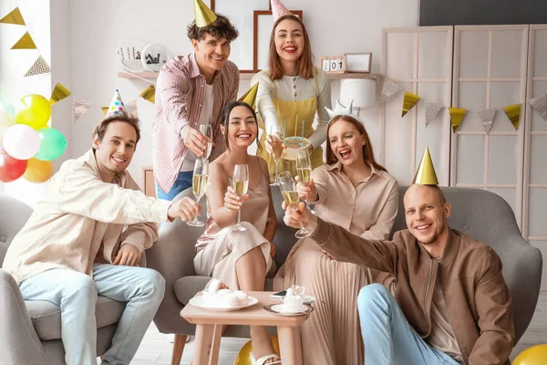 Grupo Jovens Amigos Com Champanhe Comemorando Aniversário Casa — Fotografia de Stock