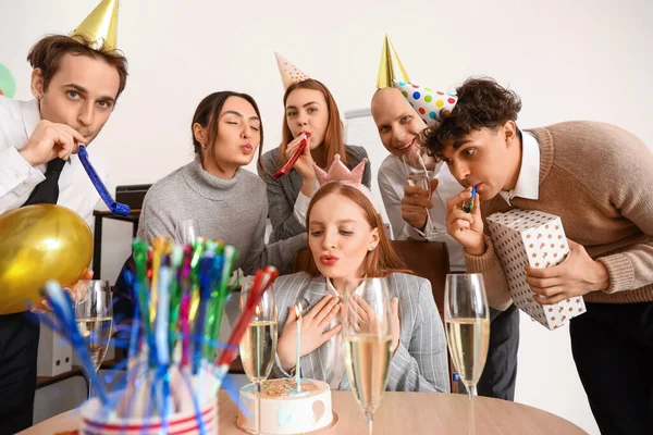 Grupo Jóvenes Amigos Celebrando Cumpleaños Oficina —  Fotos de Stock