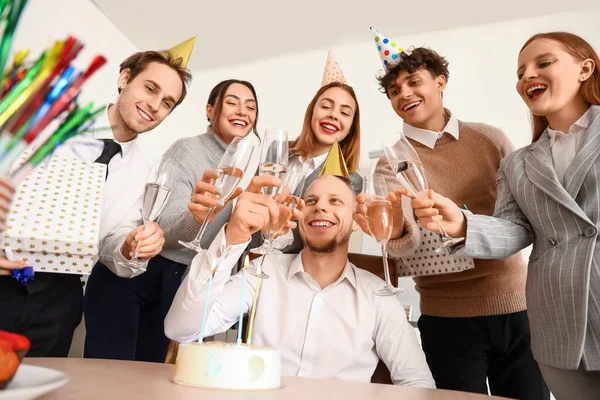 Gruppo Giovani Amici Con Champagne Che Festeggiano Compleanno Ufficio — Foto Stock
