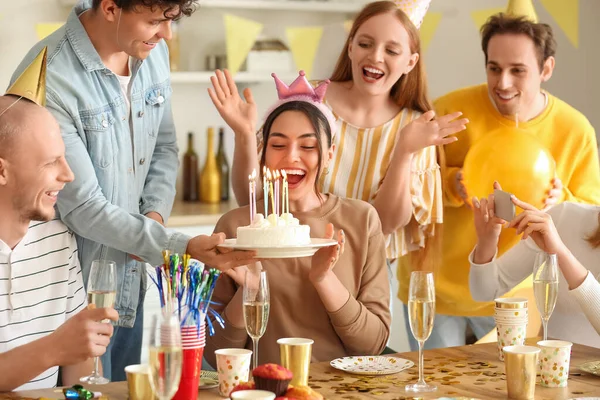 年轻人在聚会上把生日蛋糕送给他的朋友 — 图库照片