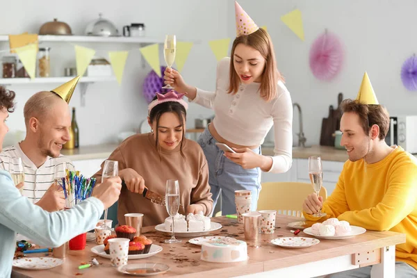 Mujer Joven Cortando Pastel Cumpleaños Fiesta Con Sus Amigos — Foto de Stock
