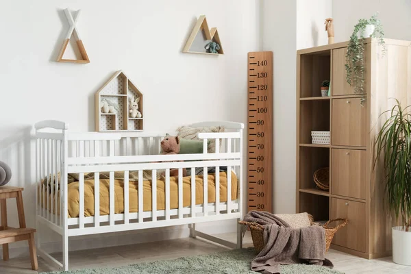 Innenraum Des Kinderzimmers Mit Kinderbett Regalen Und Spielzeug — Stockfoto