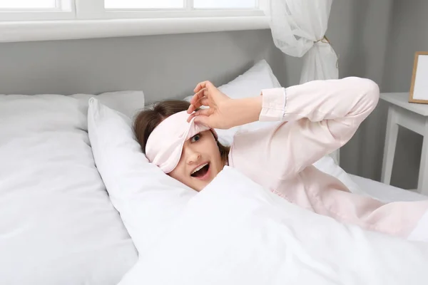 柔らかいベッドで睡眠マスクをした美しい若い女性の朝 — ストック写真