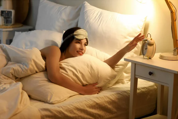 Junge Frau Mit Wecker Liegt Nachts Bett — Stockfoto
