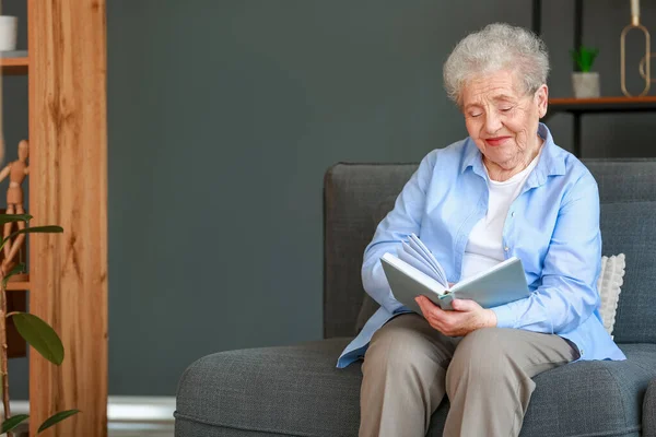 Старша Жінка Читає Книгу Вдома — стокове фото