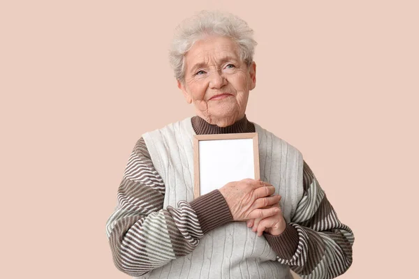 Donna Anziana Con Cornice Sfondo Beige — Foto Stock