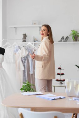 Ofiste çalışan kadın düğün organizatörü.