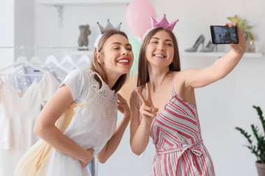 Müşteri ofisinde selfie çeken bir kadın düğün organizatörü.