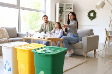 Evde çöpleri ayıran aile.