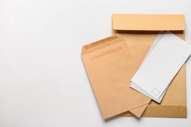 Işık arkaplanındaki harfler ve zarflar