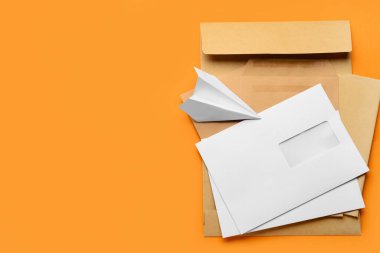 Renk arkaplan üzerinde farklı zarflar ve kağıt uçak