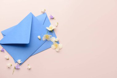 Zarflı kompozisyon ve arkaplanda güzel çiçekler