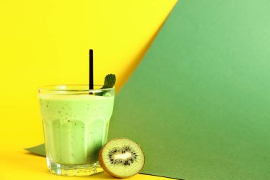 Renkli arkaplanda naneli taze kivi püresi.