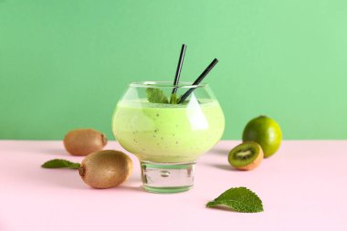 Renkli arka planda naneli ve limonlu taze kivili smoothie.