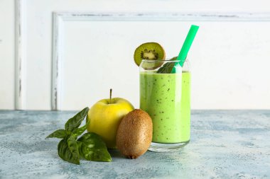 Mavi masada elma ve fesleğenli taze kivili smoothie.