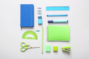 Gri arkaplan üzerine farklı okul kırtasiyesi ve defterler