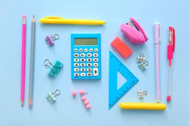 Mavi arka planda farklı okul kırtasiyesi