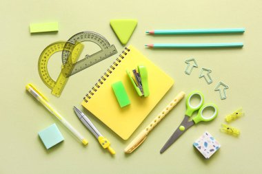 Yeşil arka planda farklı okul kırtasiyesi ve defter