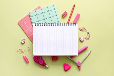 Boş defterli kompozisyon ve yeşil arka planda farklı okul sayfası