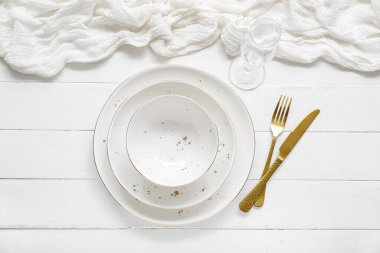 Beyaz ahşap arka planda modern tablo ayarları