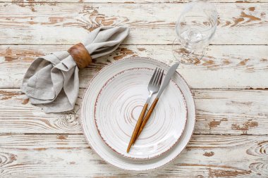 Hafif ahşap arka planda modern tablo ayarları