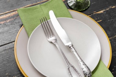 Siyah ahşap arka planda modern tablo ayarları