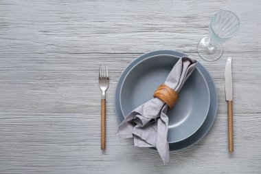 Gri ahşap arka planda modern masa ayarları