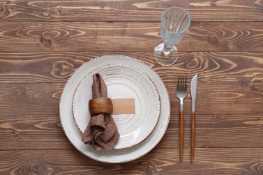 Kahverengi ahşap arka planda kartı olan modern masa ayarları