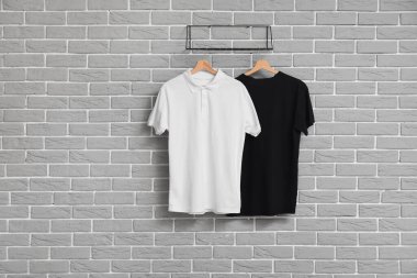 Gri duvarda asılı şık tişörtler
