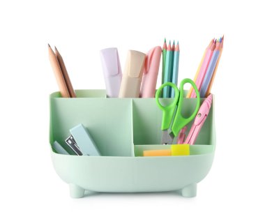Beyaz arkaplanda farklı kırtasiye malzemesi olan plastik tutucu