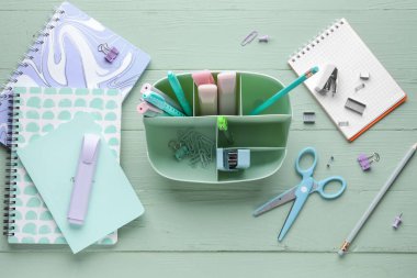 Renkli ahşap arkaplan üzerine farklı kırtasiye malzemesi olan kompozisyon