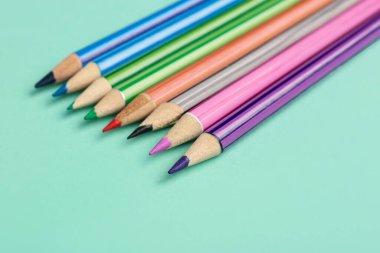 Renkli arkaplanda farklı kalem satırları, yakın plan