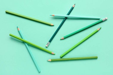 Renk arkaplanındaki farklı kalemler