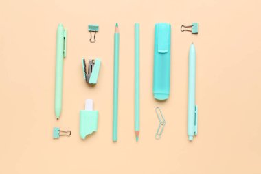 Renk arkaplanı üzerine parlak kırtasiye seti