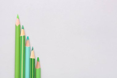 Işık arka plan üzerinde renkli kalemler