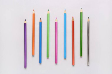 Hafif arkaplanda farklı kalemlerle kompozisyon