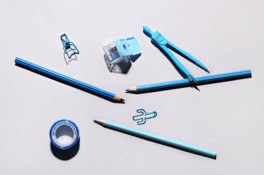 Işık arkaplan üzerinde renkli kalemleri olan bir kırtasiye seti