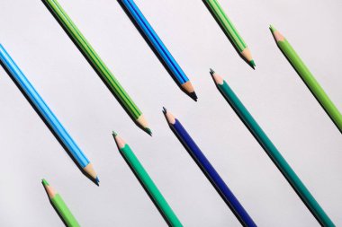 Hafif arkaplanda renkli kalemlerle kompozisyon