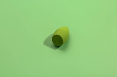 Yeşil arkaplanda makyaj süngeri