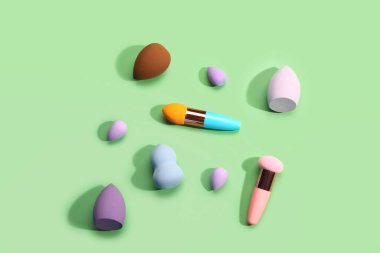 Yeşil arkaplanda farklı makyaj süngerleri