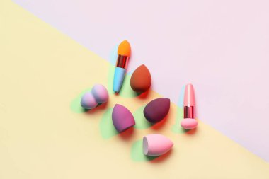 Renkli arkaplanda farklı makyaj süngerleri