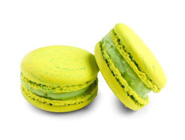 Beyaz arka plan üzerinde tatlı yeşil macaroons