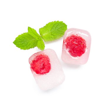 Buz küplerinde donmuş ahududu ve beyaz arka planda nane şekeri