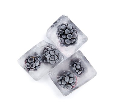 Donmuş böğürtlenler beyaz zemin üzerinde buz küpleri