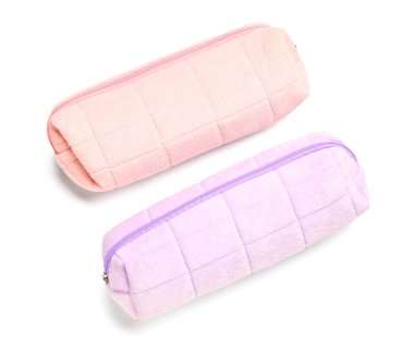 Beyaz arkaplanda kalem kutuları