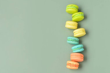 Yeşil arka planda tatlı kurabiyeler