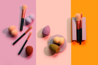 Renkli arka planda makyaj süngerleri ve fırçaları olan dekoratif podyumlar