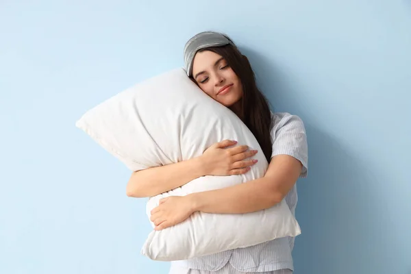 Jovem Com Máscara Dormir Travesseiro Fundo Azul — Fotografia de Stock