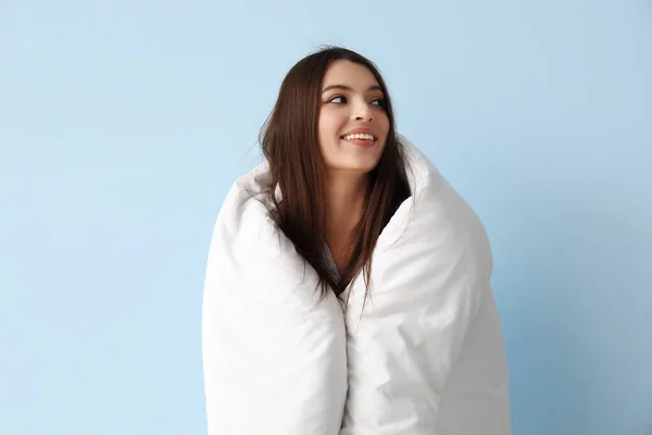 青の背景に柔らかい毛布を持つ若い女性 — ストック写真