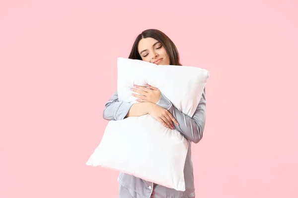 Junge Frau Schlafanzug Mit Kissen Auf Rosa Hintergrund — Stockfoto